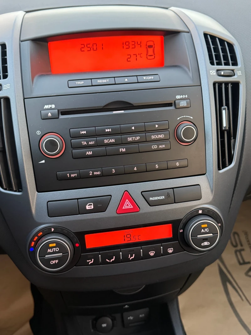 Kia Ceed На 23500км!Нов внос от Белгия, снимка 11 - Автомобили и джипове - 52737859