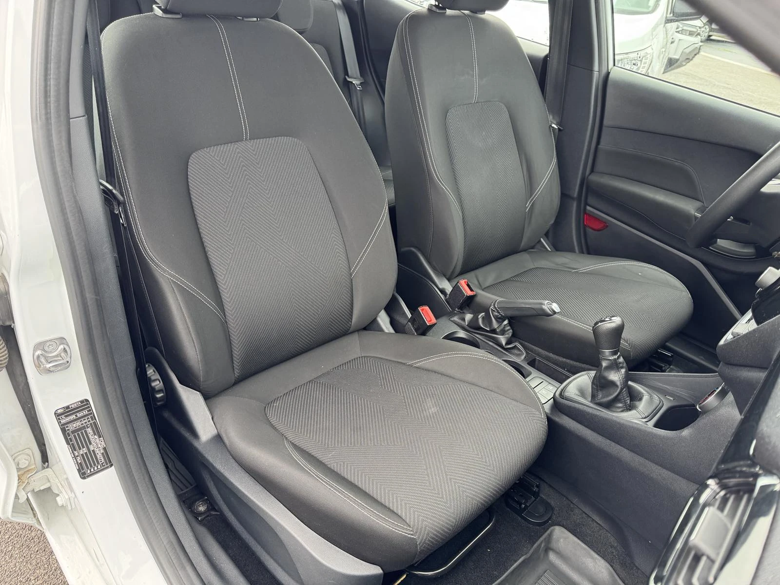 Ford Fiesta 1.0I, снимка 9 - Автомобили и джипове - 54079861