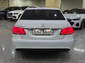 Mercedes-Benz E 300 ELEGANCE* КОЖА* ПОДГРЕВ* ПАНОРАМА* НАВИ* АВТОКРЕДИ, снимка 4