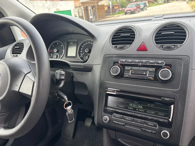 VW Caddy MAXI база 7-местен 1.6 TDI, снимка 7 - Автомобили и джипове - 52795423