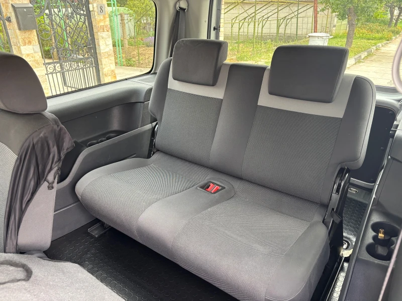 VW Caddy MAXI база 7-местен 1.6 TDI, снимка 11 - Автомобили и джипове - 52795423