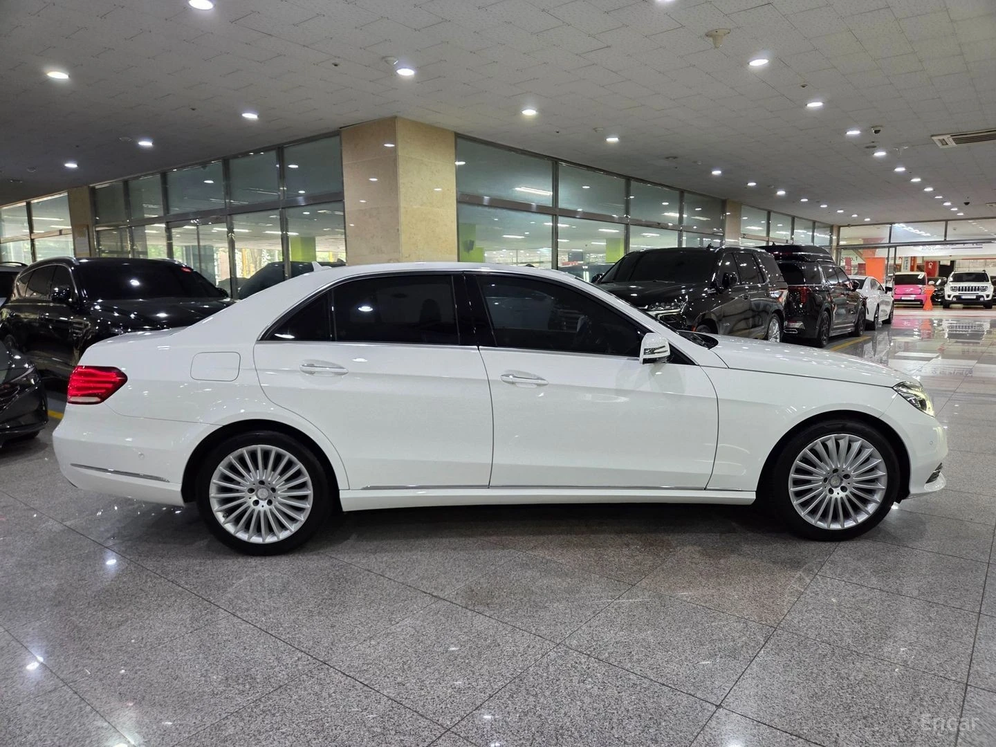 Mercedes-Benz E 300 ELEGANCE* КОЖА* ПОДГРЕВ* ПАНОРАМА* НАВИ* АВТОКРЕДИ, снимка 5 - Автомобили и джипове - 55667057