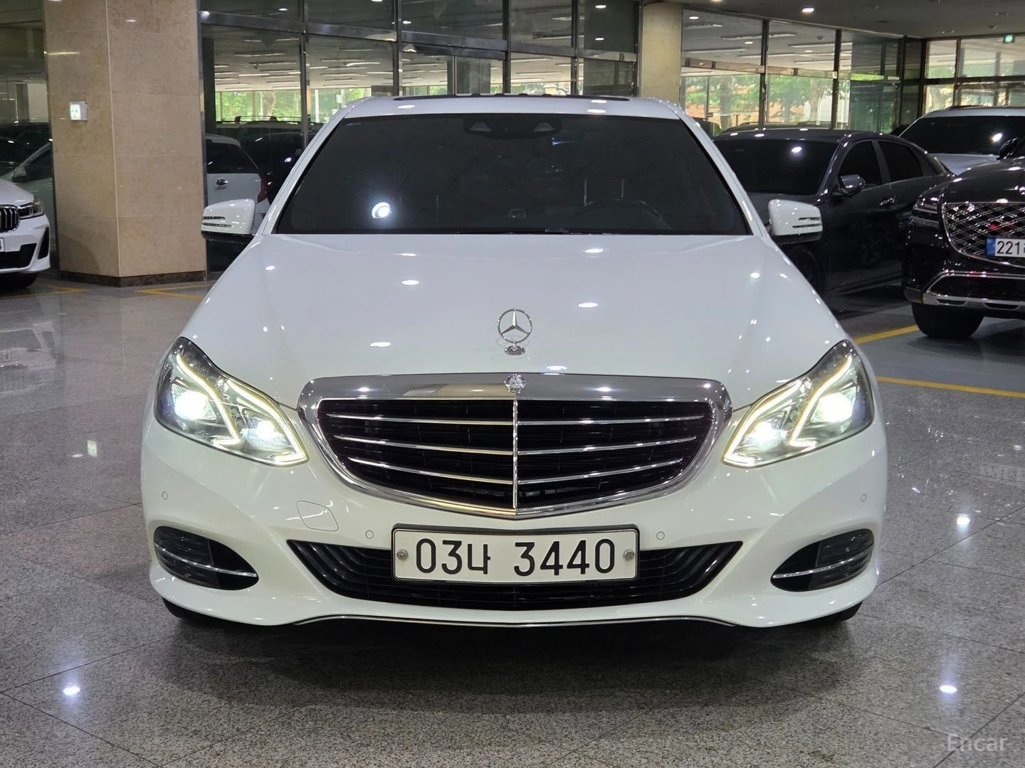 Mercedes-Benz E 300 ELEGANCE* КОЖА* ПОДГРЕВ* ПАНОРАМА* НАВИ* АВТОКРЕДИ, снимка 2 - Автомобили и джипове - 55667057