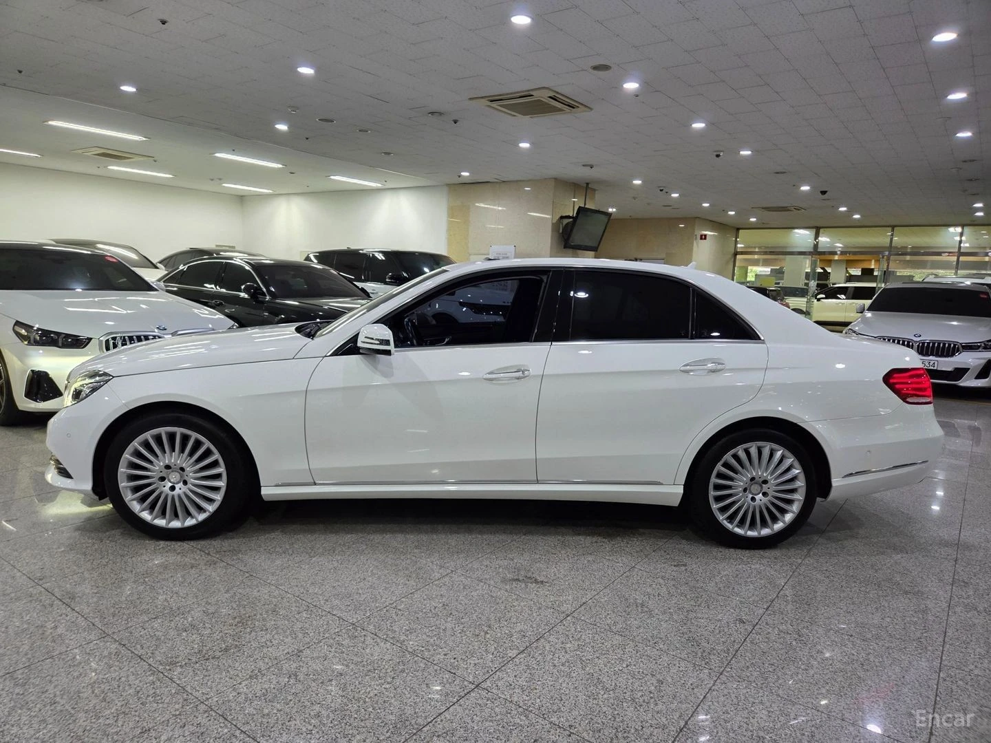 Mercedes-Benz E 300 ELEGANCE* КОЖА* ПОДГРЕВ* ПАНОРАМА* НАВИ* АВТОКРЕДИ, снимка 3 - Автомобили и джипове - 55667057
