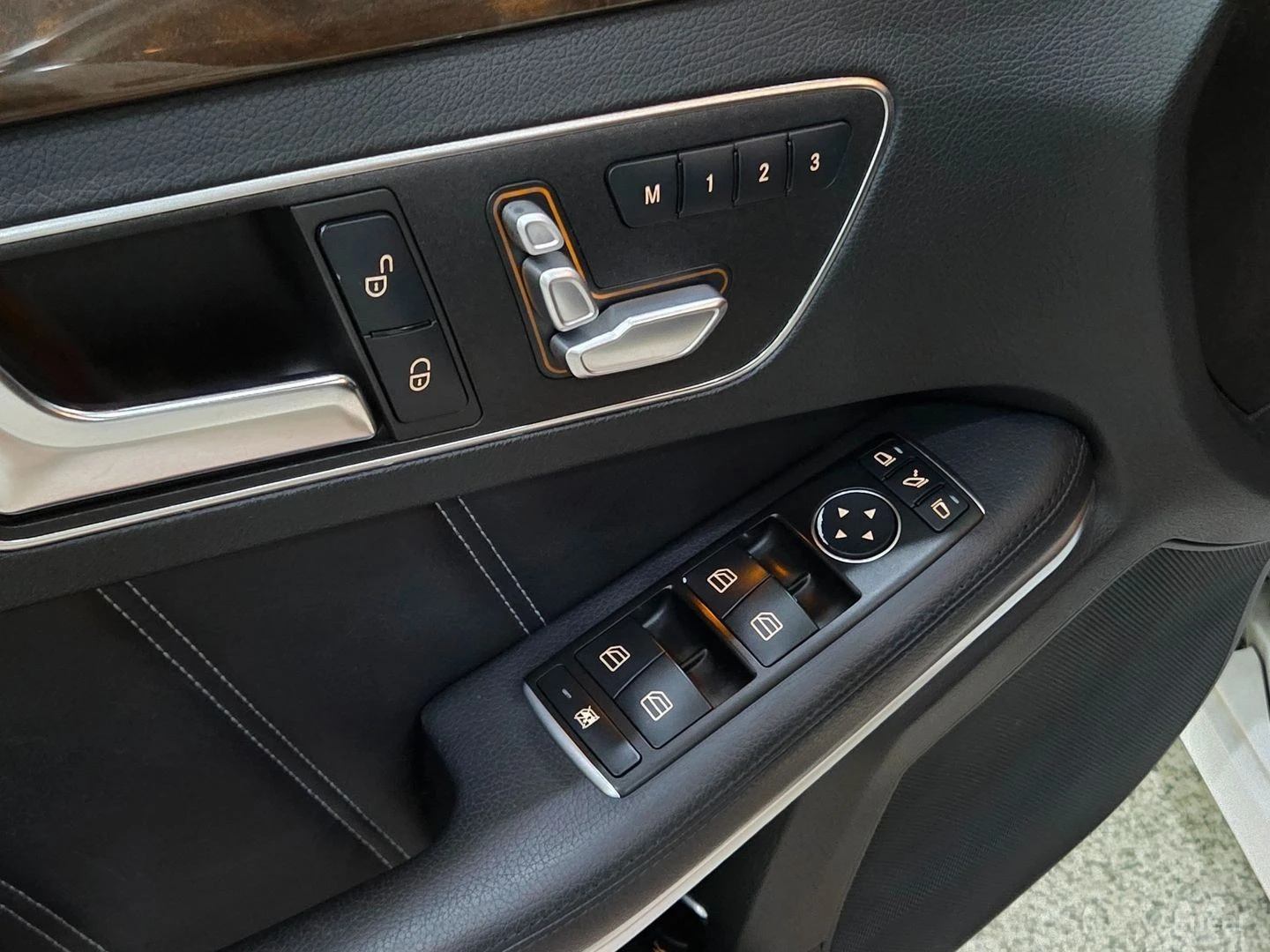 Mercedes-Benz E 300 ELEGANCE* КОЖА* ПОДГРЕВ* ПАНОРАМА* НАВИ* АВТОКРЕДИ, снимка 15 - Автомобили и джипове - 55667057