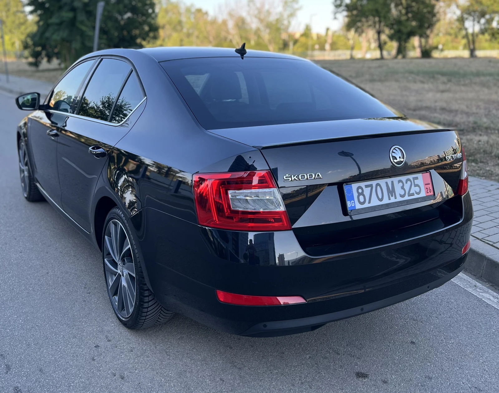 Skoda Octavia 2.0-TDI Laurin&Klement / История/Дистроник/Памет, снимка 5 - Автомобили и джипове - 55695196
