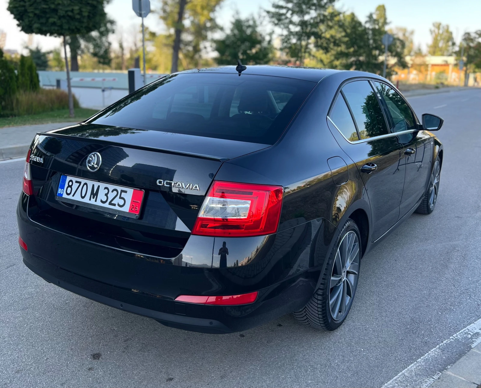 Skoda Octavia 2.0-TDI Laurin&Klement / История/Дистроник/Памет, снимка 7 - Автомобили и джипове - 55695196