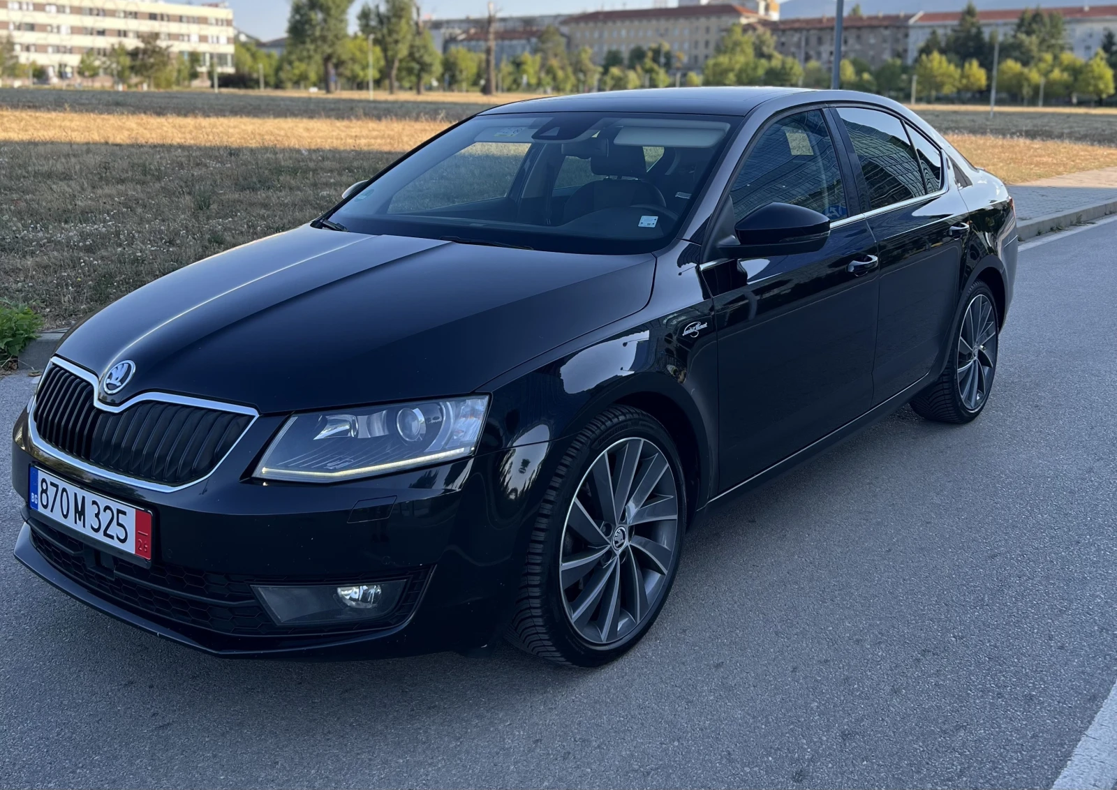 Skoda Octavia 2.0-TDI Laurin&Klement / История/Дистроник/Памет, снимка 3 - Автомобили и джипове - 55695196