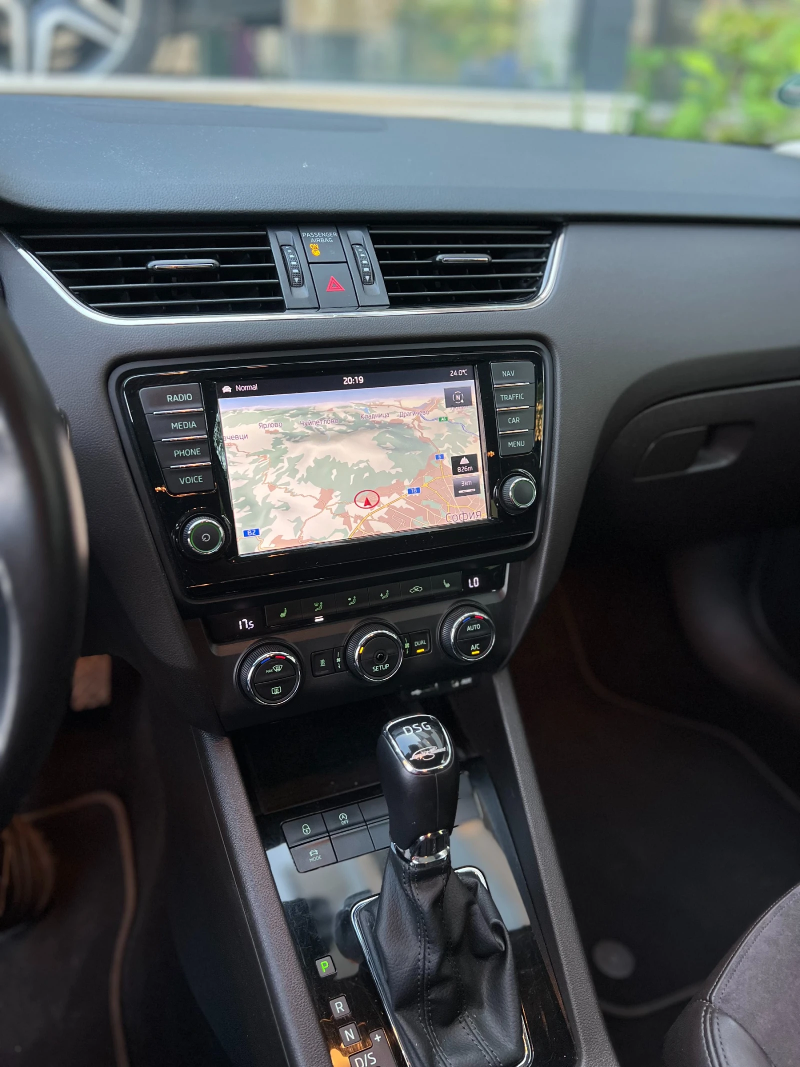 Skoda Octavia 2.0-TDI Laurin&Klement / История/Дистроник/Памет, снимка 10 - Автомобили и джипове - 55695196