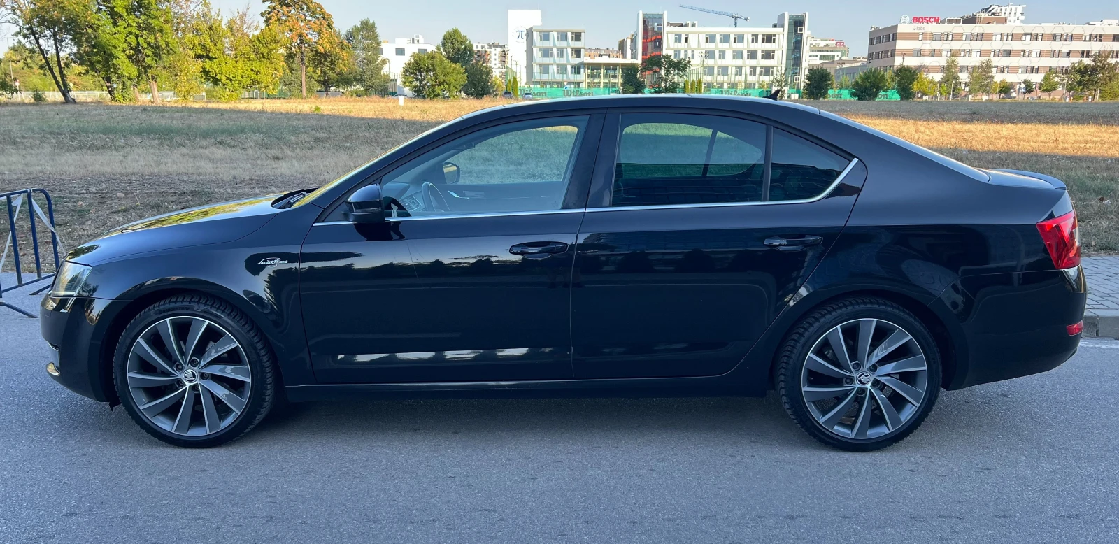 Skoda Octavia 2.0-TDI Laurin&Klement / История/Дистроник/Памет, снимка 4 - Автомобили и джипове - 55695196