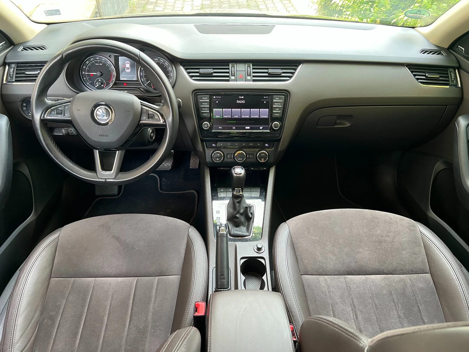 Skoda Octavia 2.0-TDI Laurin&Klement / История/Дистроник/Памет, снимка 9 - Автомобили и джипове - 55695196