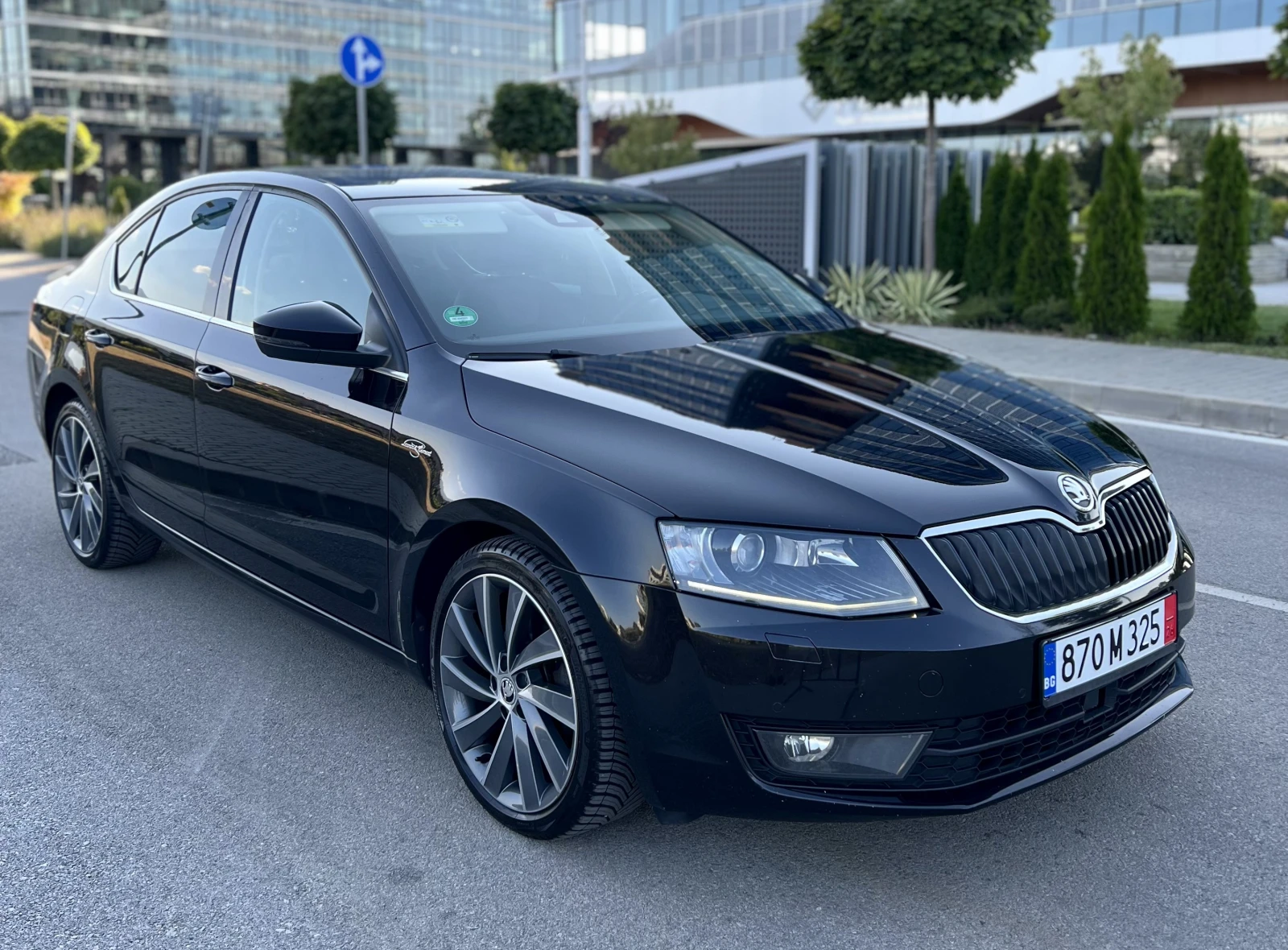 Skoda Octavia 2.0-TDI Laurin&Klement / История/Дистроник/Памет, снимка 1 - Автомобили и джипове - 55695196