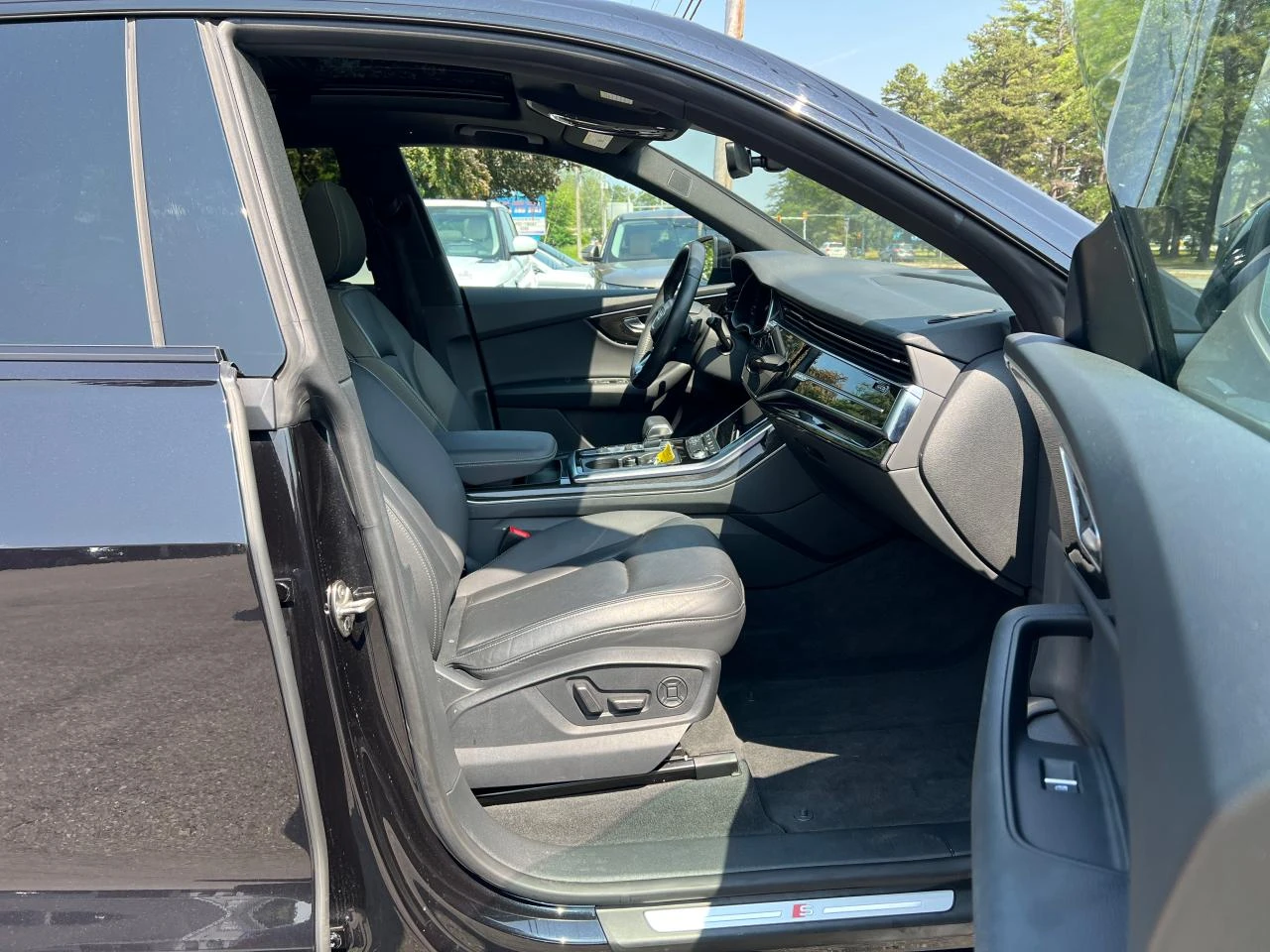 Audi Q8 S-LINE* BLACK OPTIC* DISTRO* DIGITAL* KEYLESS* B&O - изображение 8