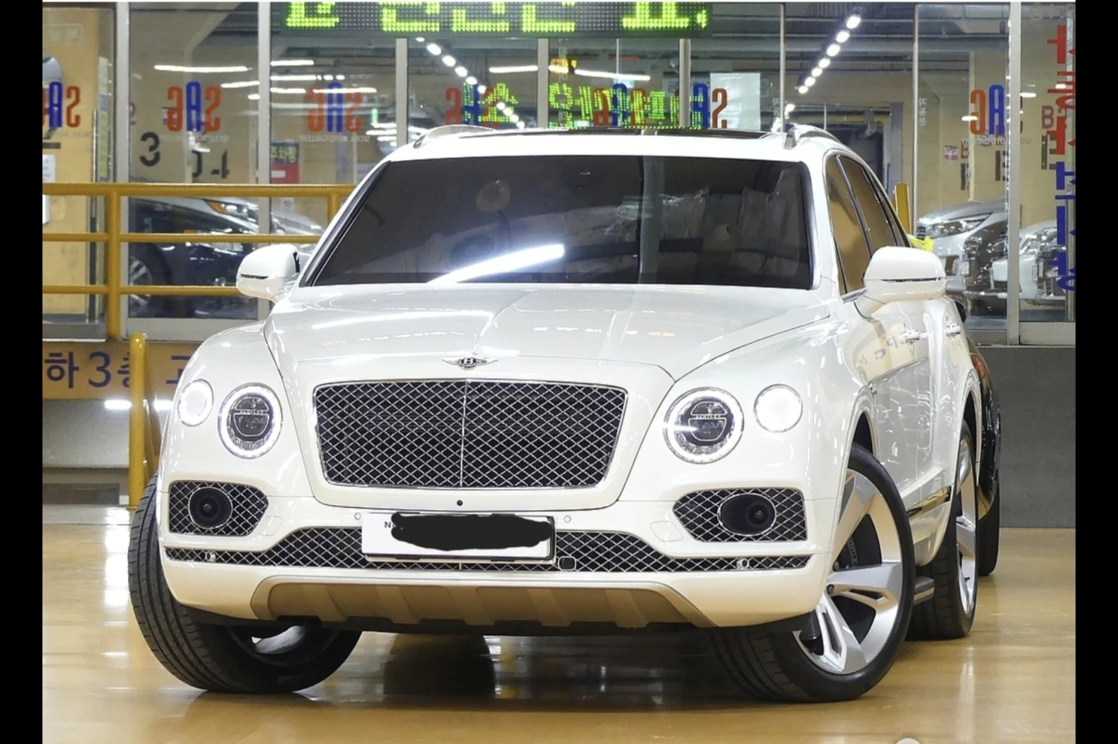 Bentley Bentayga W12* ЕЛ. БАГАЖНИК* SOFT CLOSE* ЛЮК* КРАЙНА ЦЕНА, снимка 3 - Автомобили и джипове - 55593639