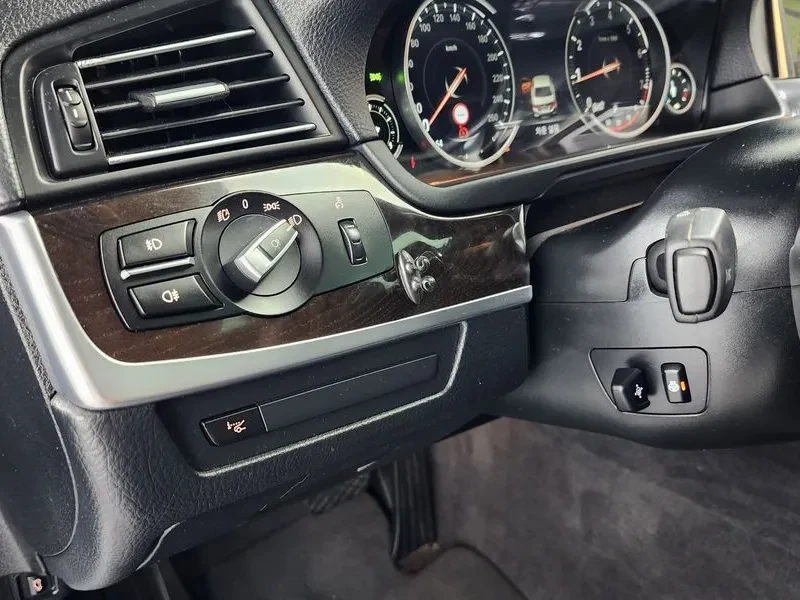 BMW 520 xDrive M Aerodynamics, снимка 14 - Автомобили и джипове - 53706901