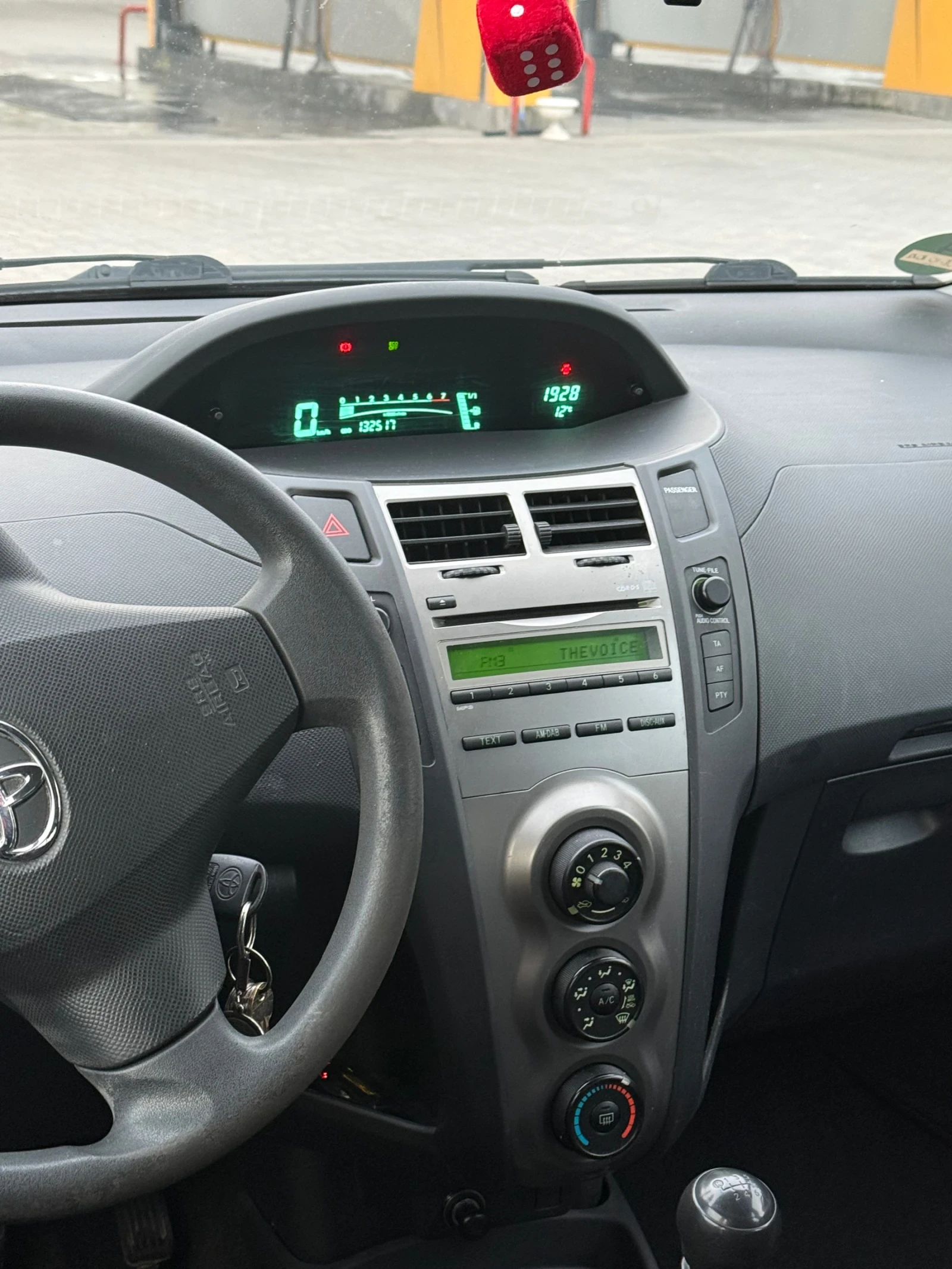 Toyota Yaris Тойота Ярис 1.33 2011 - изображение 8