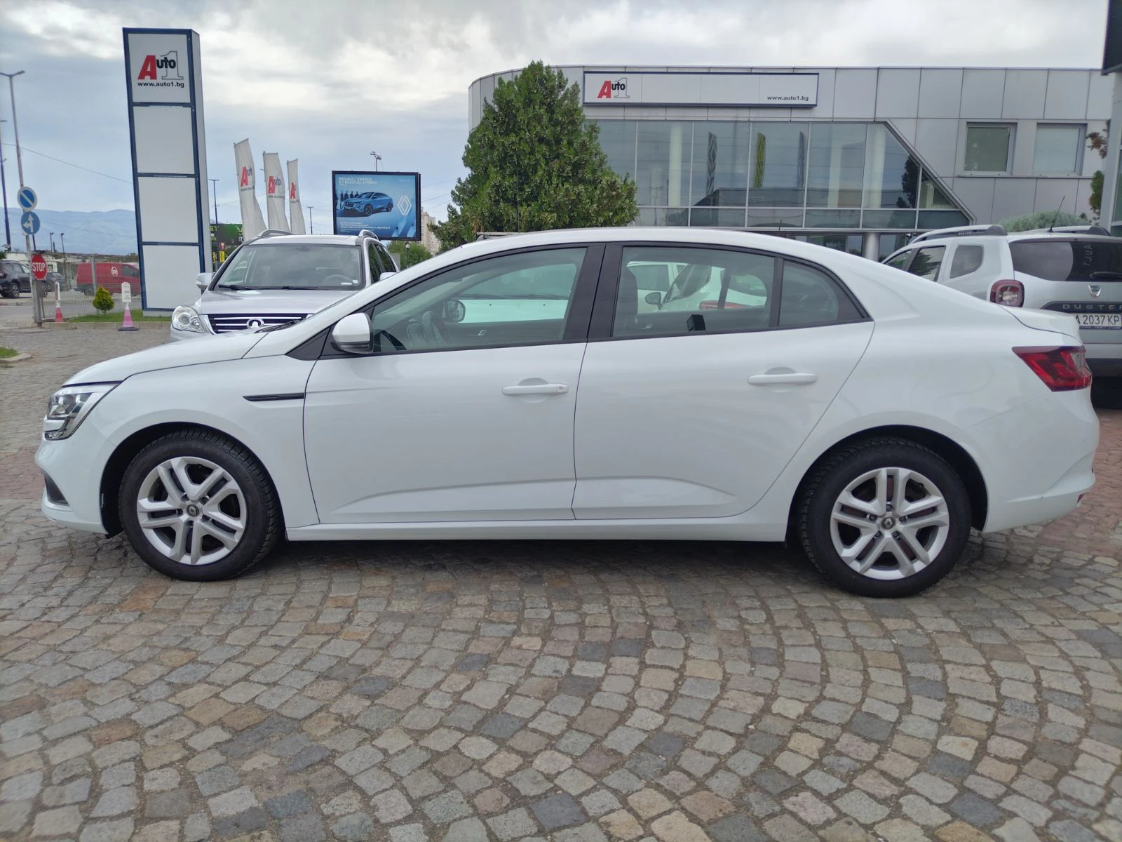 Renault Megane Sedan TCe 140 бензин Stop&Start BVM6 - изображение 4