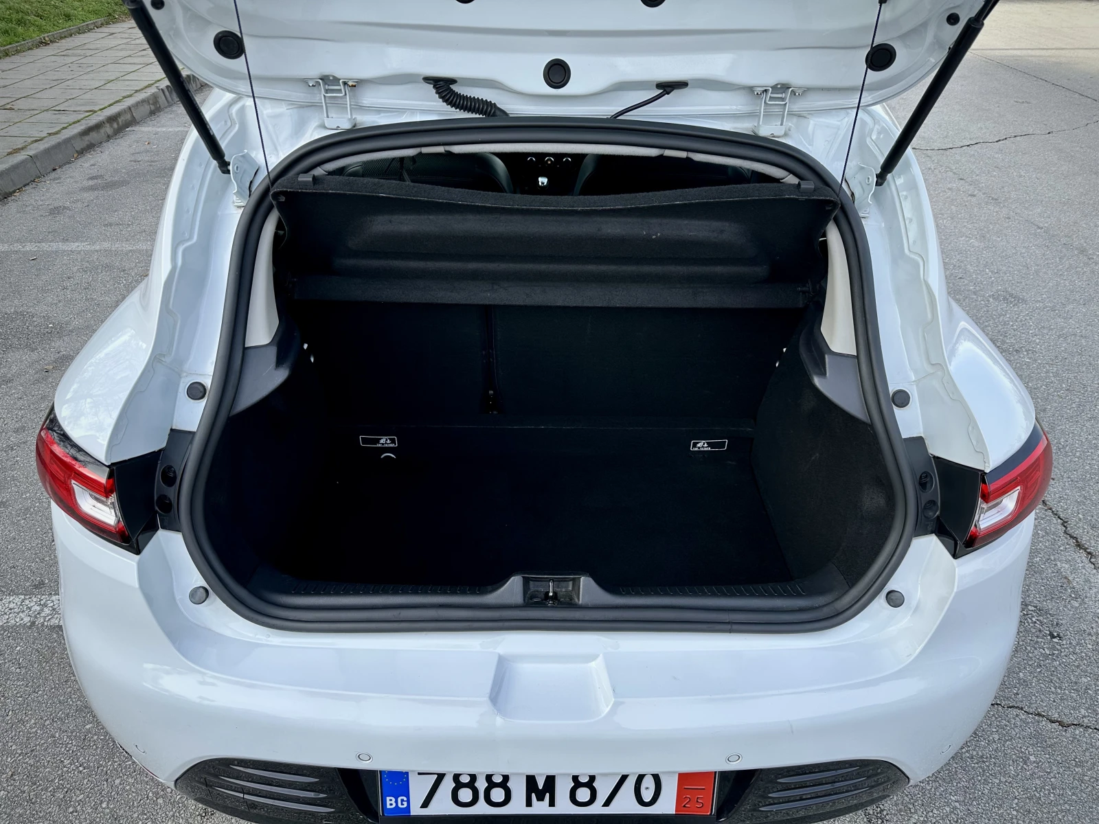 Renault Clio - FULL LED* Camera, Navi, Premium Audio, Moschino, снимка 6 - Автомобили и джипове - 54094219