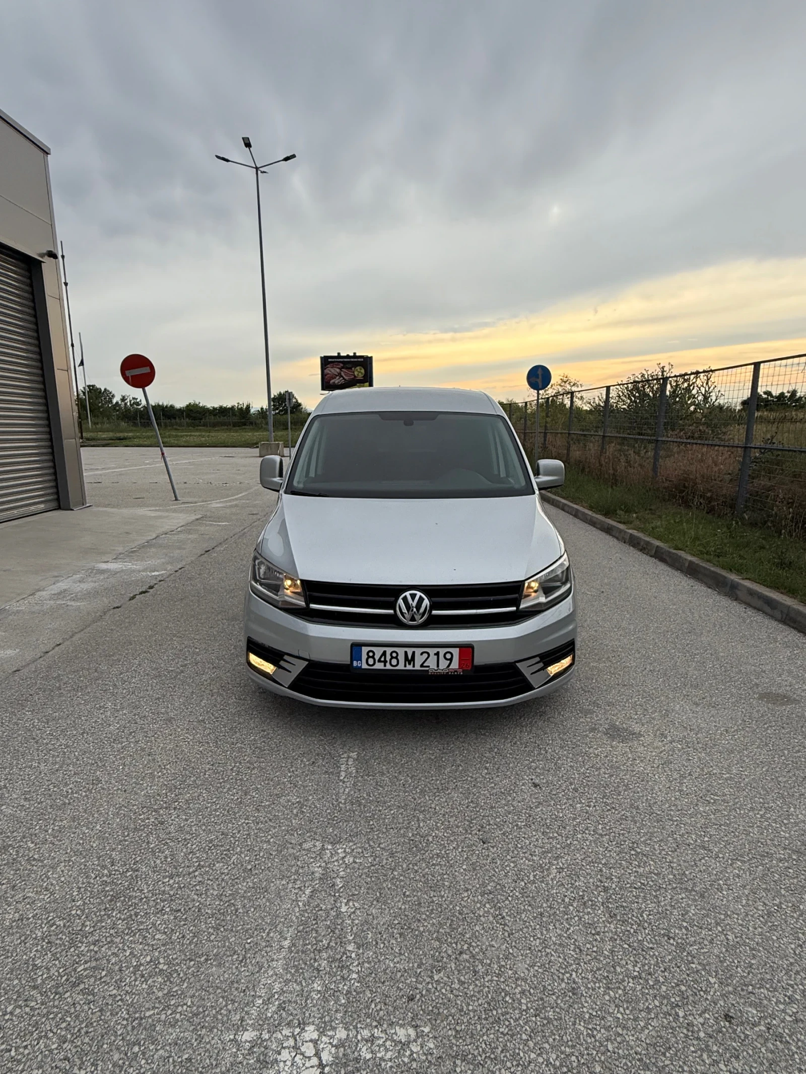 VW Caddy 2.0TDI /// ПЕРФЕКТЕН ///, снимка 2 - Автомобили и джипове - 54947448