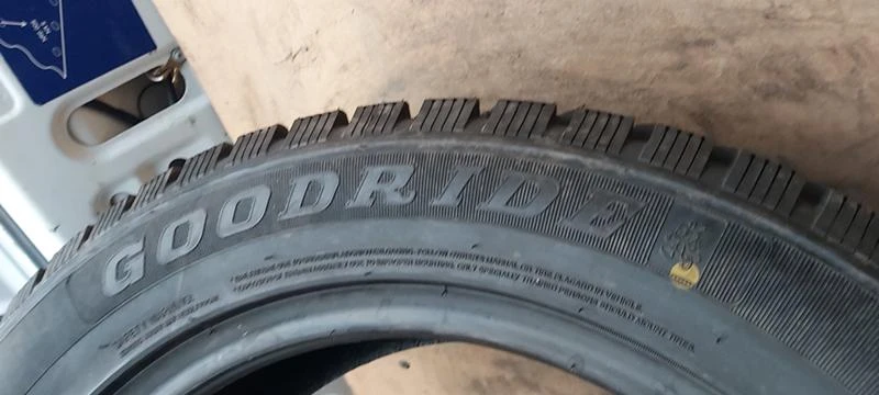 Гуми Зимни 225/60R18, снимка 4 - Гуми и джанти - 35148897