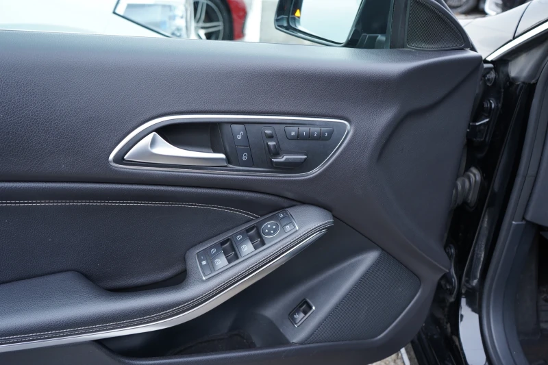 Mercedes-Benz CLA 250 4M* AMG* PANORAMA* CARPLAY, снимка 7 - Автомобили и джипове - 52645592