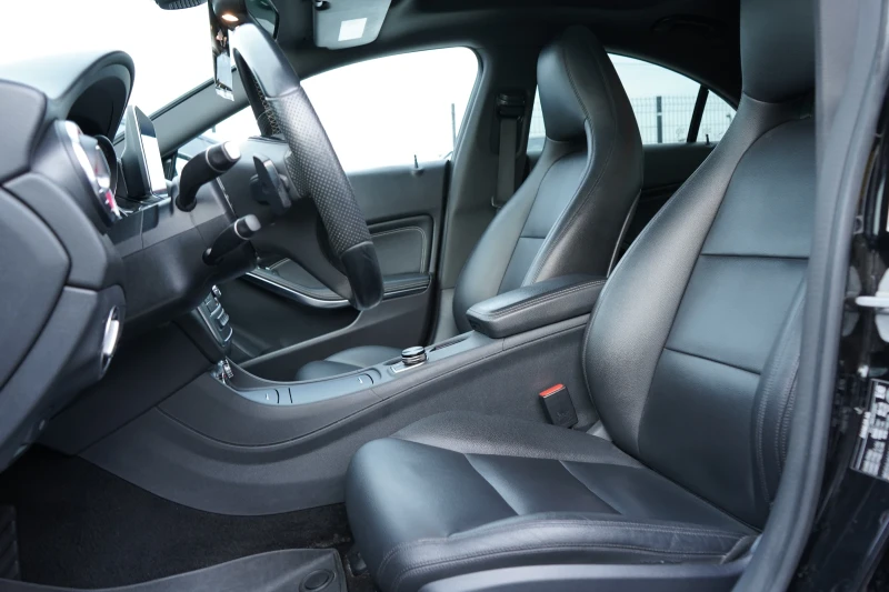Mercedes-Benz CLA 250 4M* AMG* PANORAMA* CARPLAY, снимка 13 - Автомобили и джипове - 52645592