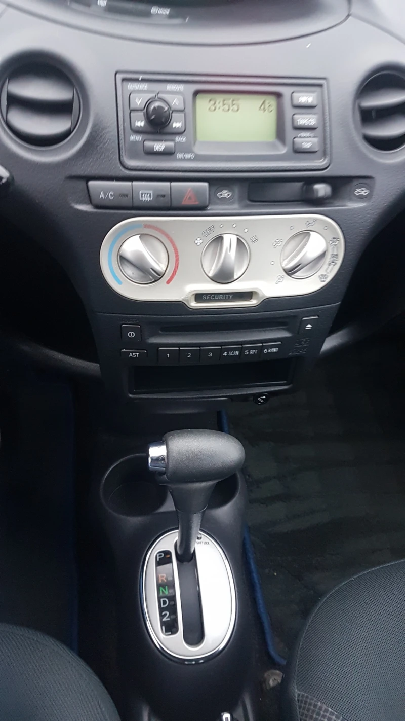 Toyota Yaris 1.3i автомат, снимка 10 - Автомобили и джипове - 52929084