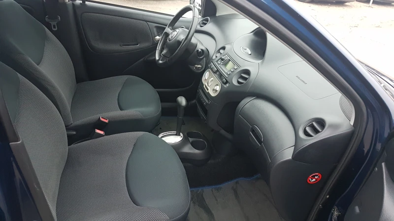Toyota Yaris 1.3i автомат, снимка 11 - Автомобили и джипове - 52929084