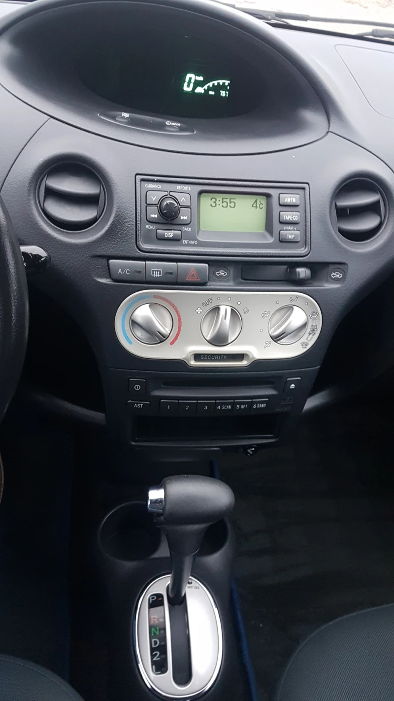 Toyota Yaris 1.3i автомат, снимка 9 - Автомобили и джипове - 52929084