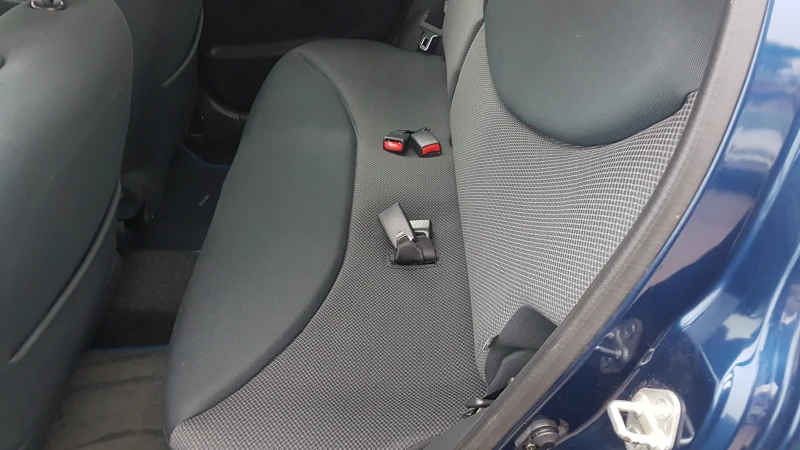 Toyota Yaris 1.3i автомат, снимка 15 - Автомобили и джипове - 52929084