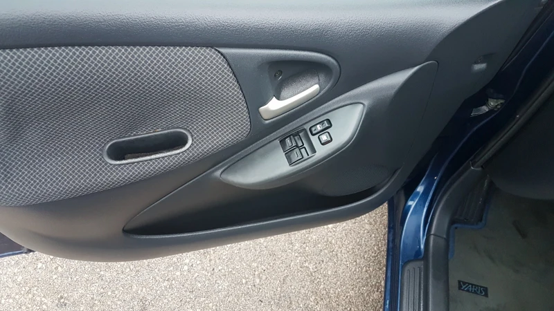 Toyota Yaris 1.3i автомат, снимка 12 - Автомобили и джипове - 52929084