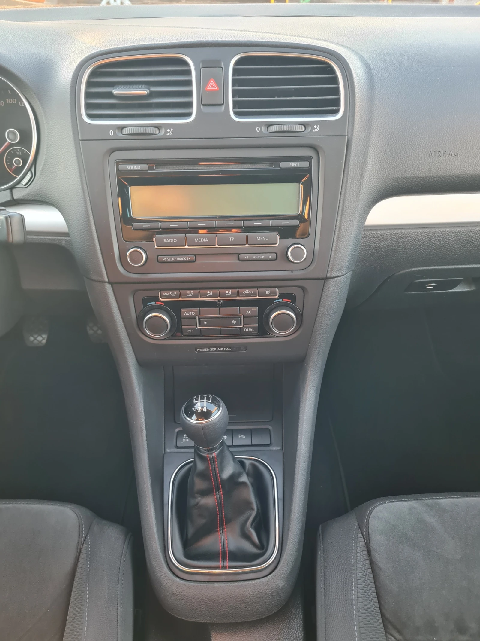 VW Golf Variant 1.6TDI!!ОБСЛУЖЕНА!!, снимка 15 - Автомобили и джипове - 52424645