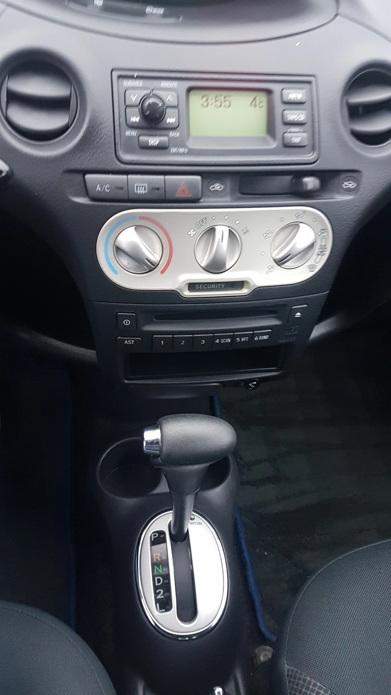 Toyota Yaris 1.3i автомат - изображение 10