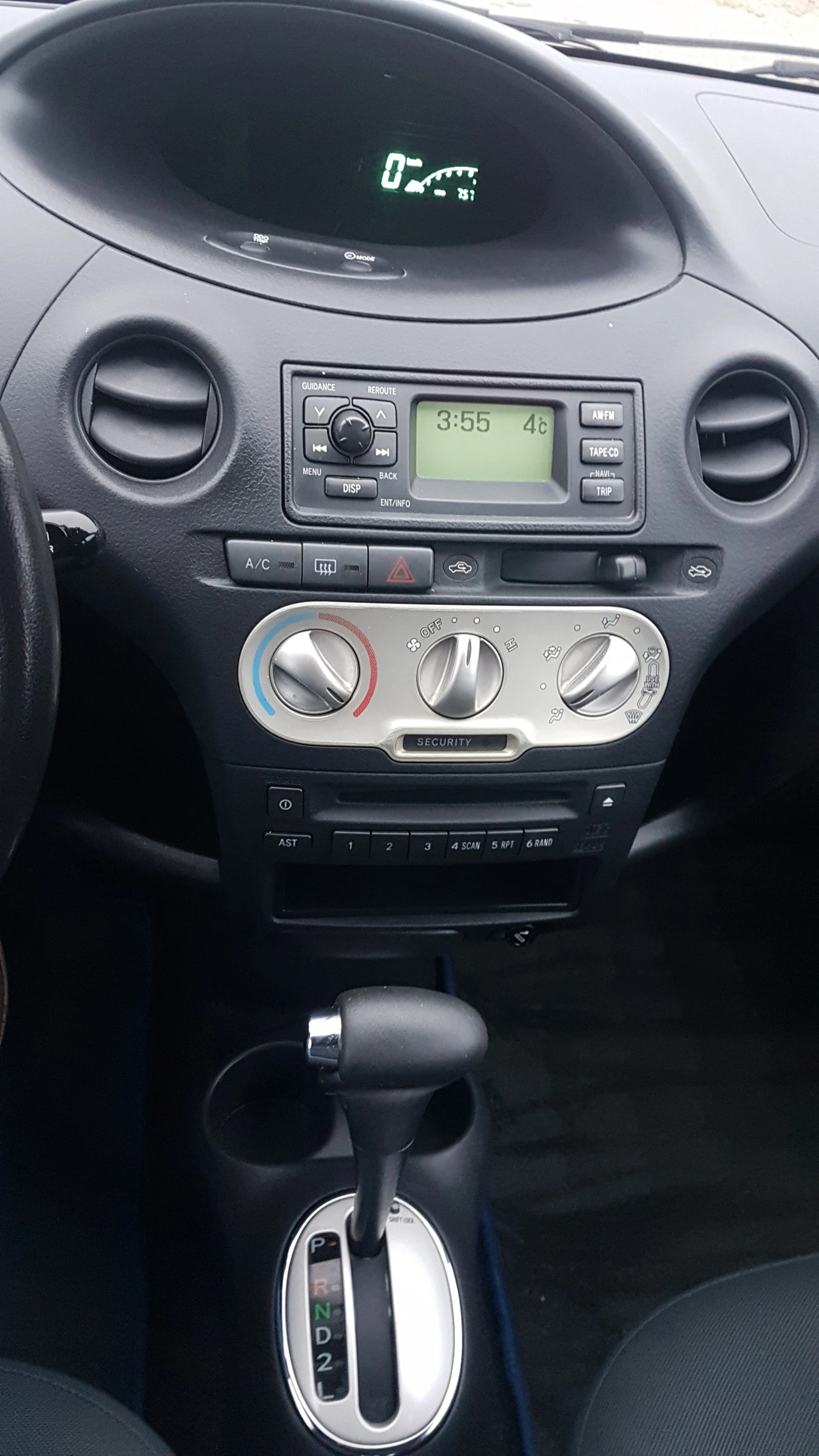 Toyota Yaris 1.3i автомат - изображение 9