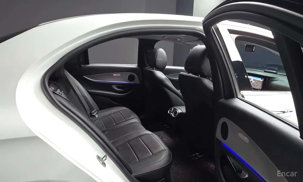 Mercedes-Benz E 300 * 2 КЛЮЧА * ЦЕНА ДО БЪЛГАРИЯ, снимка 12 - Автомобили и джипове - 55596363