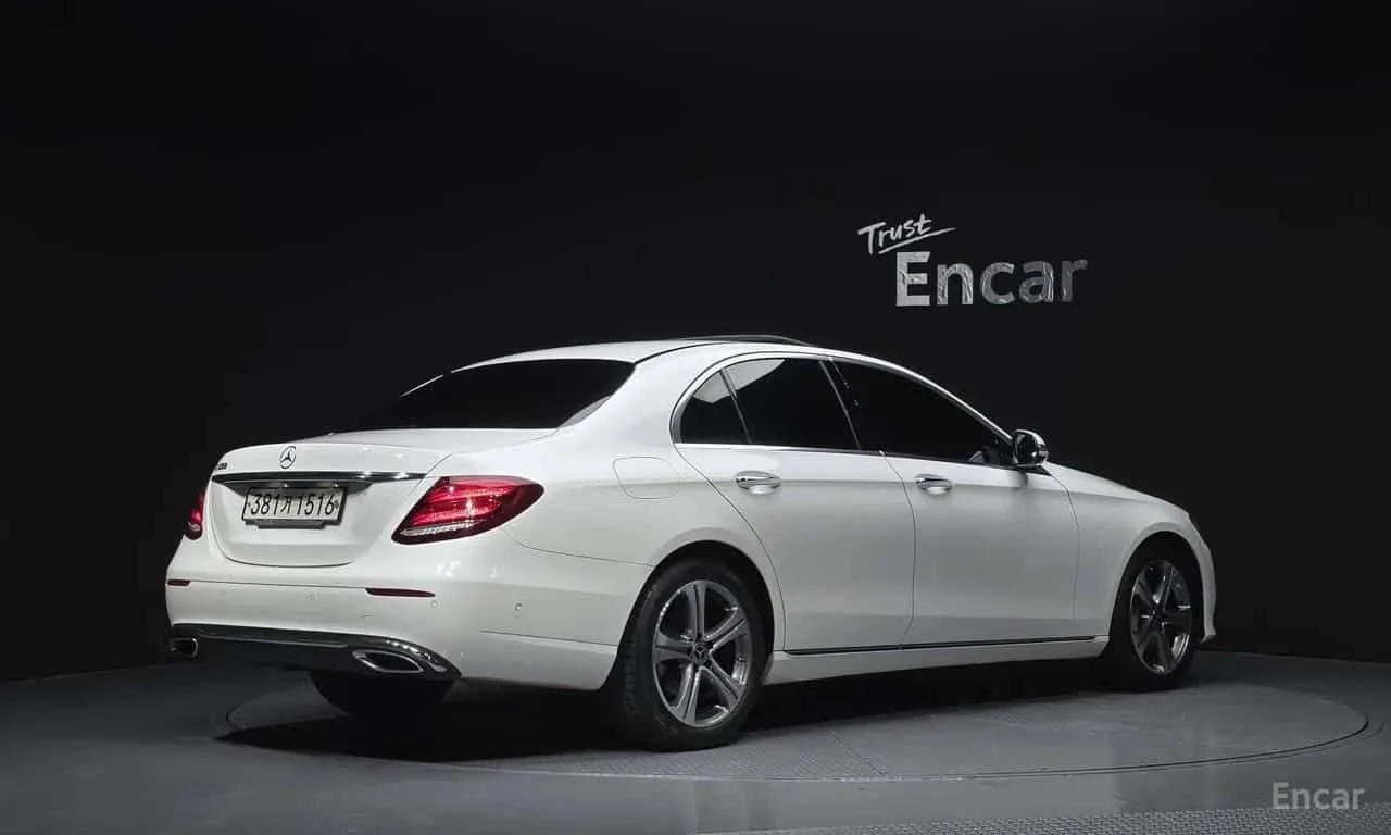 Mercedes-Benz E 300 * 2 КЛЮЧА * ЦЕНА ДО БЪЛГАРИЯ, снимка 2 - Автомобили и джипове - 55596363