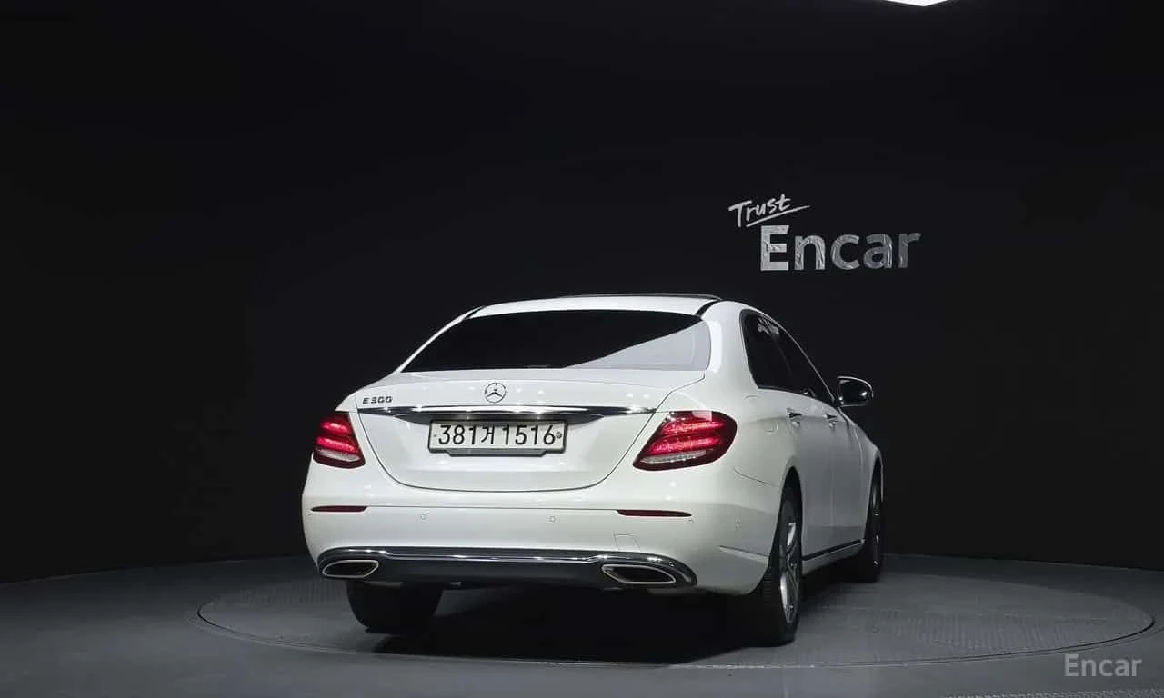 Mercedes-Benz E 300 * 2 КЛЮЧА * ЦЕНА ДО БЪЛГАРИЯ, снимка 4 - Автомобили и джипове - 55596363