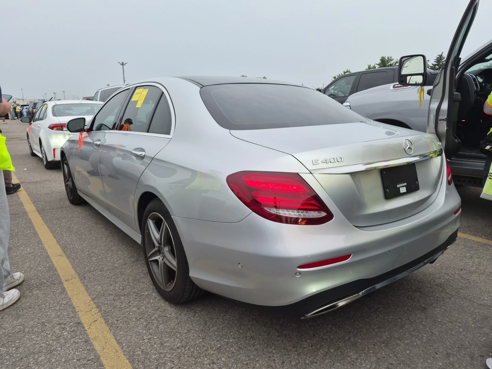 Mercedes-Benz E 400 4MATIC * AMG * ПАНОРАМА * CARFAX * , снимка 4 - Автомобили и джипове - 55617631
