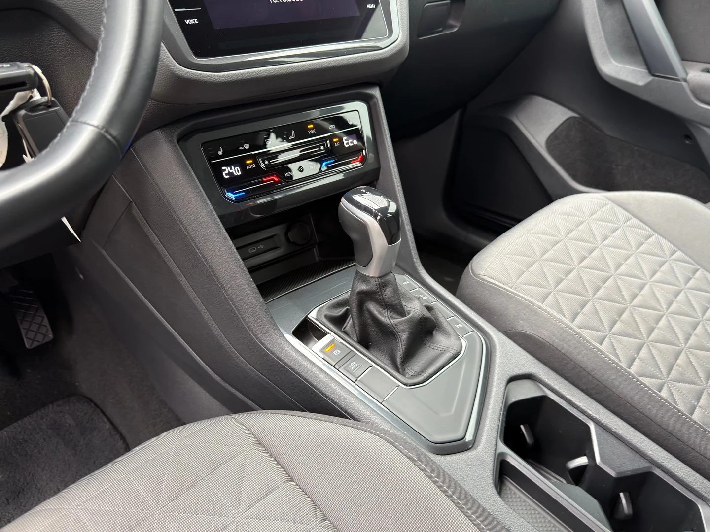 VW Tiguan Elegance 1.4 eHybrid OPF DSG, снимка 12 - Автомобили и джипове - 53322458
