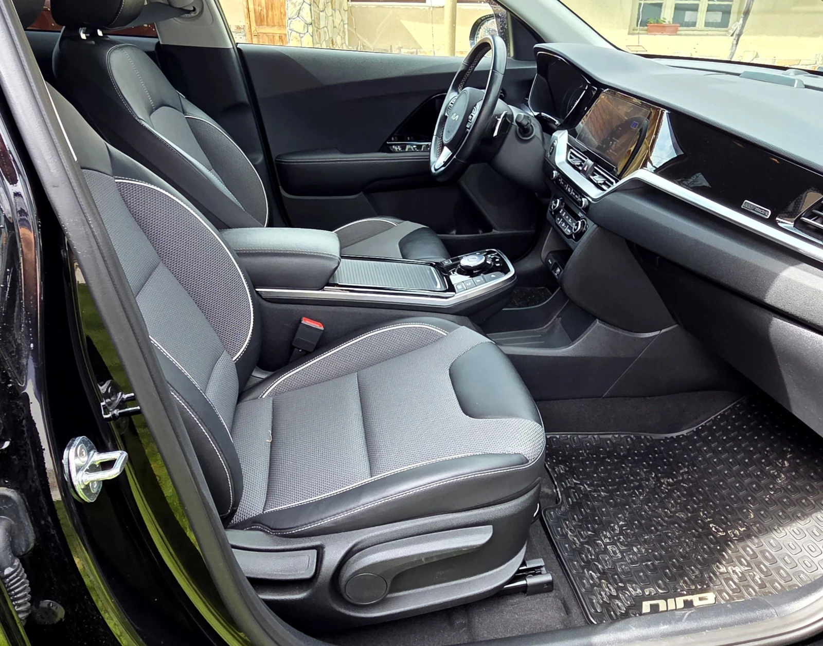 Kia Niro 2022/64Wh/Пълна Сервизна История, снимка 10 - Автомобили и джипове - 53934643