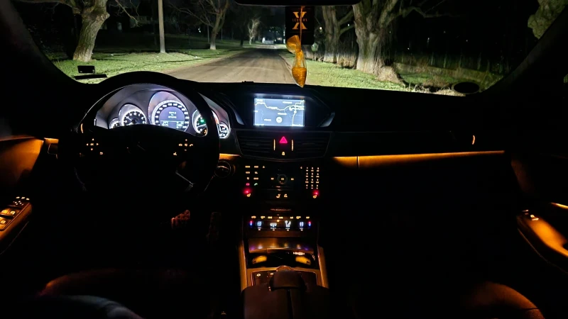 Mercedes-Benz E 350 КАТО НОВА, снимка 11 - Автомобили и джипове - 53303538