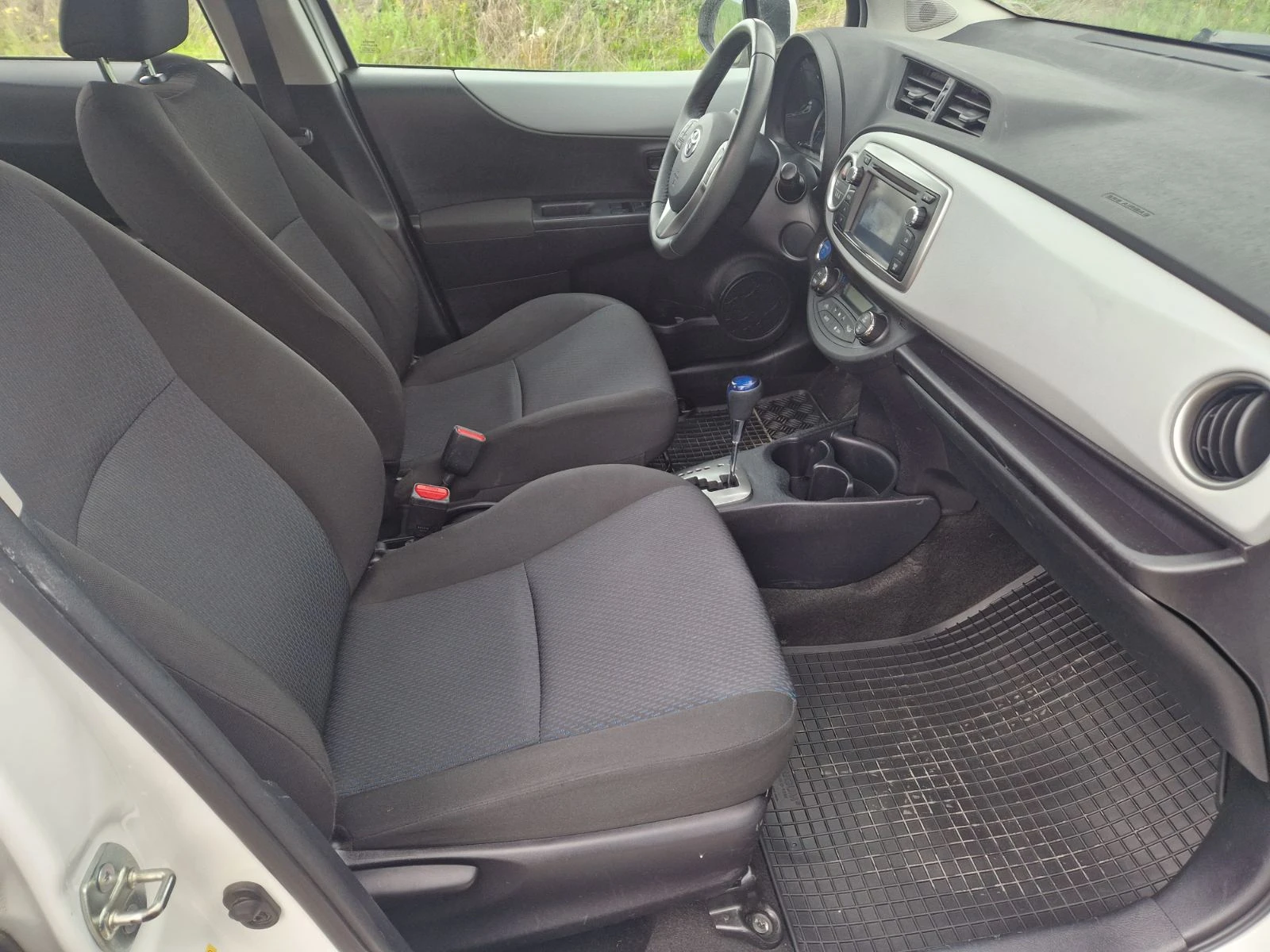 Toyota Yaris 1.5 Hybrid Lounge, снимка 14 - Автомобили и джипове - 54370618