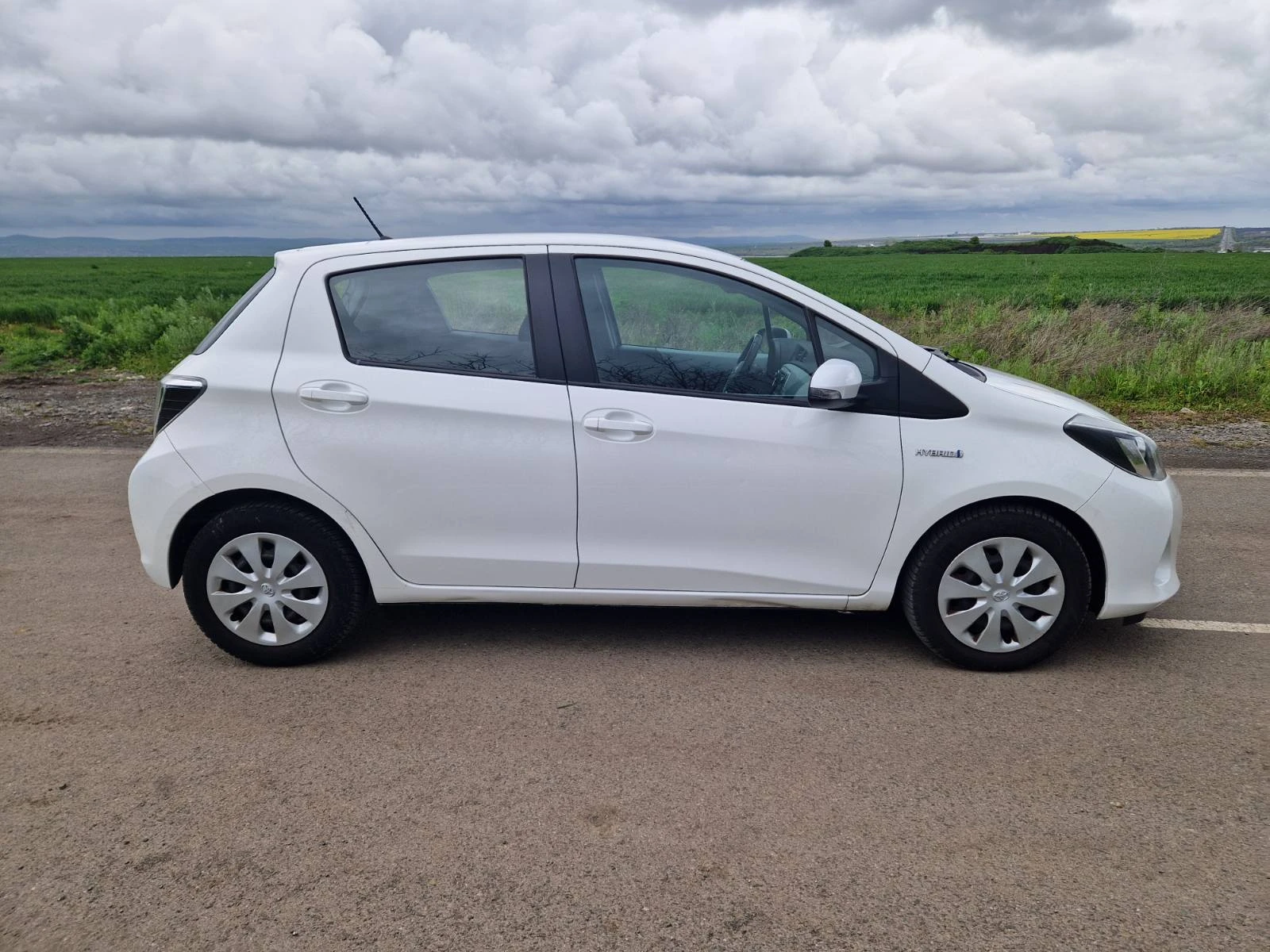 Toyota Yaris 1.5 Hybrid Lounge, снимка 4 - Автомобили и джипове - 54370618