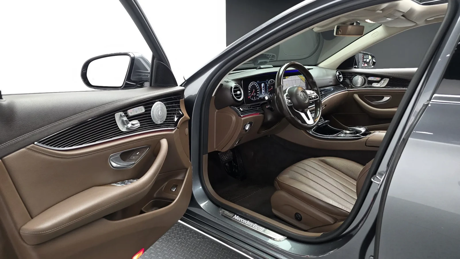 Mercedes-Benz E 450 4MATIC| BURMESTER| DISTRONIC| HUD| ОБДУХ| 360, снимка 5 - Автомобили и джипове - 54620922