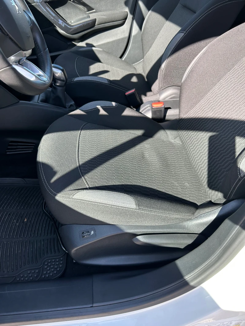 Peugeot 208 1.2 Pure Tech Euro6 Като нова, снимка 13 - Автомобили и джипове - 52264030