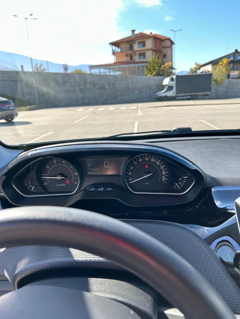 Peugeot 208 1.2 Pure Tech Euro6 Като нова, снимка 12 - Автомобили и джипове - 52264030