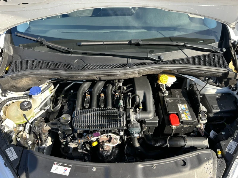 Peugeot 208 1.2 Pure Tech Euro6 Като нова, снимка 11 - Автомобили и джипове - 52264030