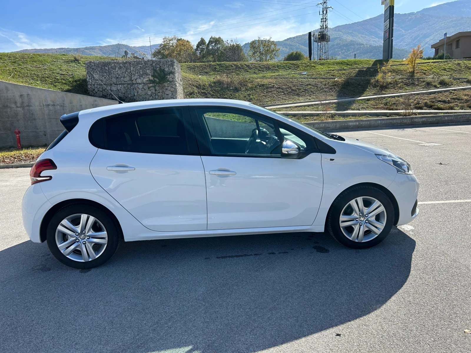 Peugeot 208 1.2 Pure Tech Euro6 Като нова, снимка 1