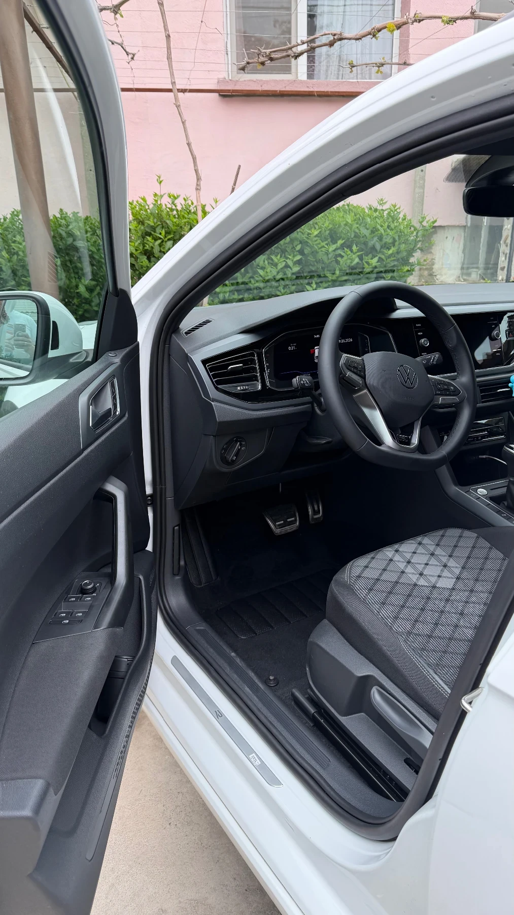 VW Taigo 1, 5 TSI R-Line, снимка 6 - Автомобили и джипове - 54483804