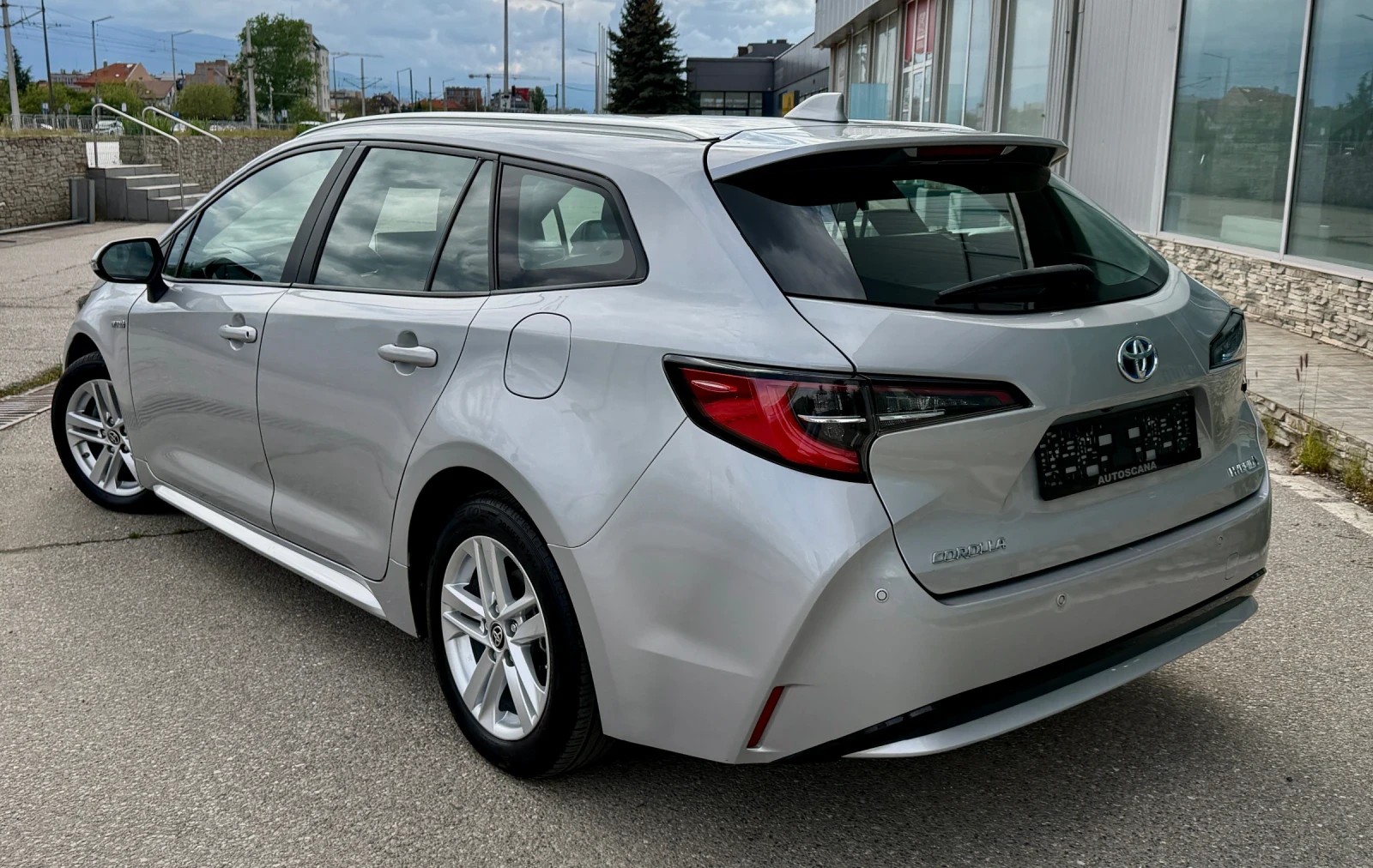 Toyota Corolla 1.8HSD в гаранция - 2бр., снимка 4 - Автомобили и джипове - 55293947
